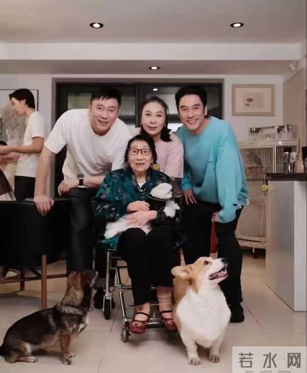 林依轮给长子庆生，26岁林子濠帅得像混血，西华蹲地照顾86岁婆婆