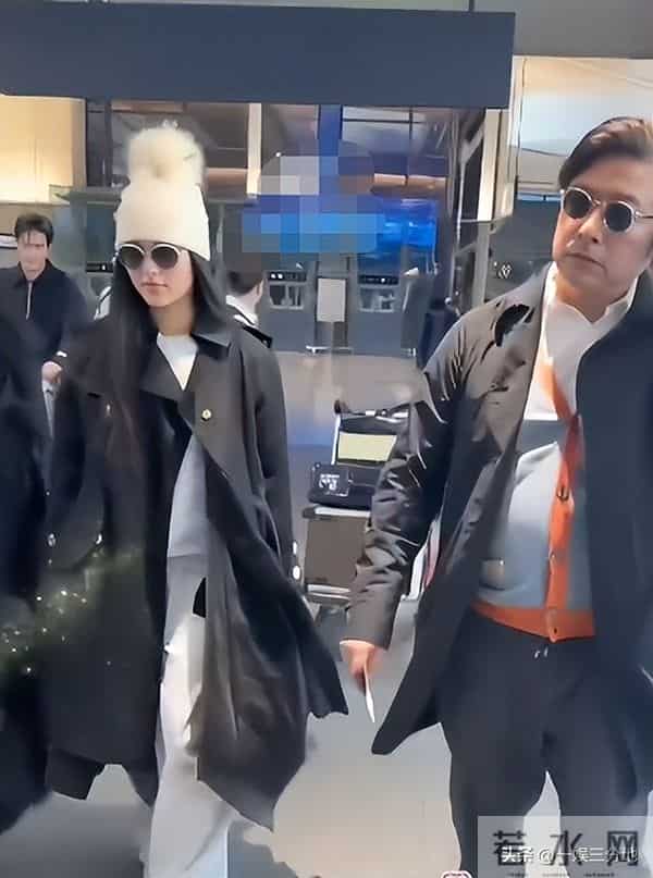 李湘胖到弯不下脖子，机场罕用便宜货，被人搭话她不理还嘲讽冷哼