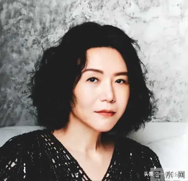 白百何一家回国,大儿子又黑又老,小儿子长相曝光眼小脸大不像她