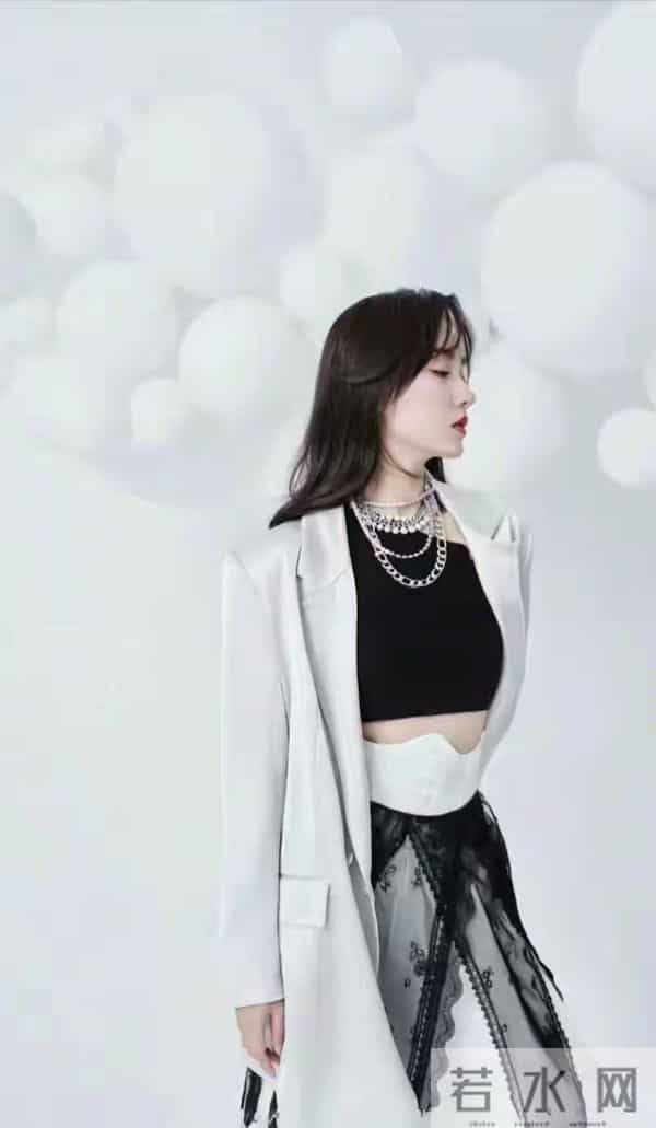 吕一，肤白貌美，体态丰腴：写真欣赏。