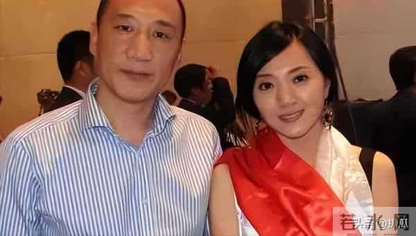 她是冯巩御用老婆，连登五年春晚后精神失常，如今50岁的她怎样了