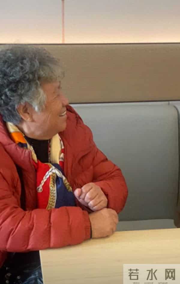 郭晓峰妈妈携亲戚来北京玩，住在小酒店，2个孙女出镜全程玩手机