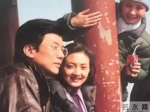 恩爱28年难抵残酷现实,牛莉把老公熬成爹,年龄差终究是道坎