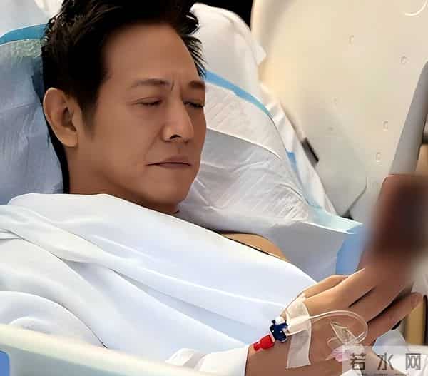 62岁李连杰豪宅游泳，脱光上衣自证清白，大腹便便并无刀疤