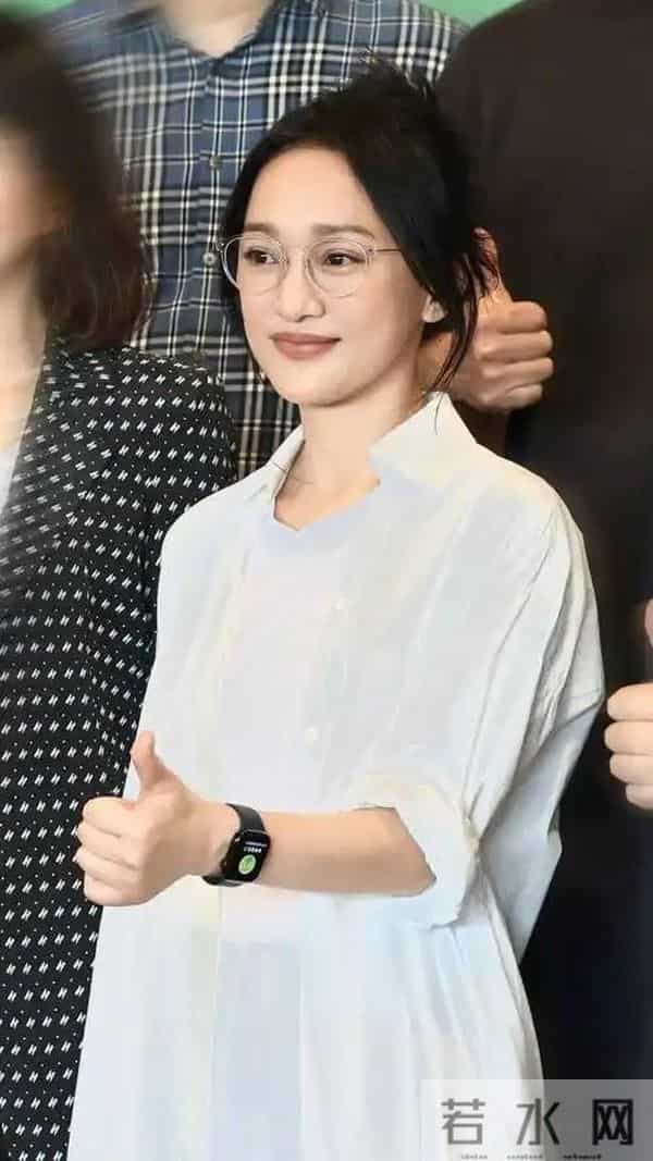 50岁周迅头发花白,瘪嘴模样一脸老态认不出,无儿无女成最大遗憾