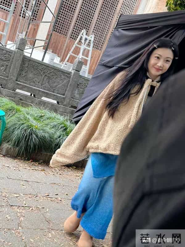 37岁景甜在安徽小镇的街头出现，她的穿衣打扮朴素，皮肤好白皙。