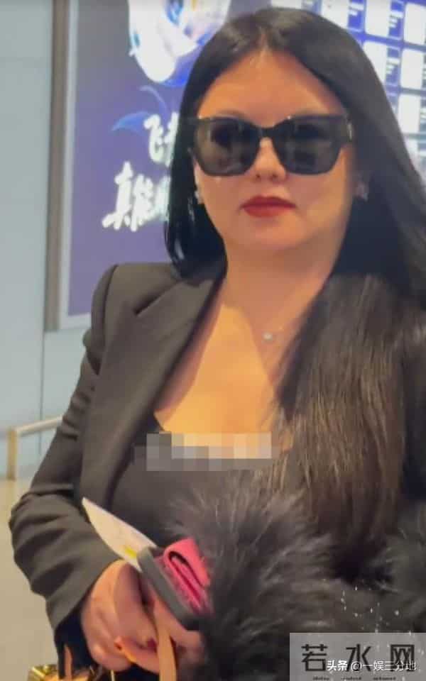 李湘胖到弯不下脖子，机场罕用便宜货，被人搭话她不理还嘲讽冷哼