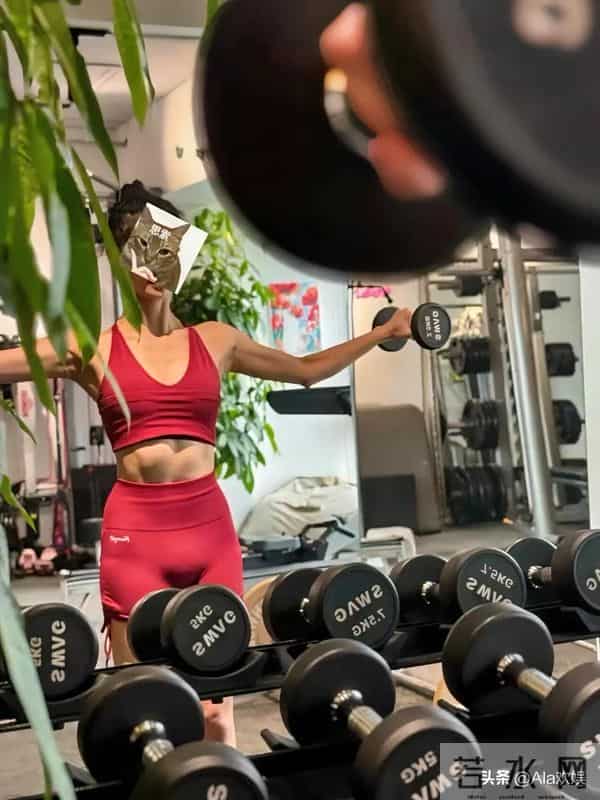 周洁琼晒健身日常，蜜桃臀与健身穿搭吸睛！