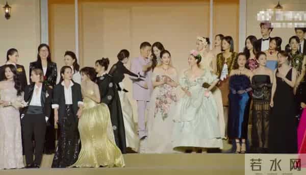 曝内娱红毯“潜规则”,刘亦菲造型折腾26次,迪丽热巴不受待见