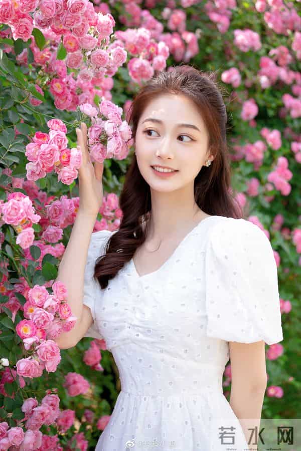 中传校花冯琳当主持人啦！不愧是最美领读员 这颜值不比明星差