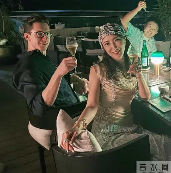 陈赫前妻沙特过39岁生日，许婧和老公漫步秀身材，男方185有胸肌