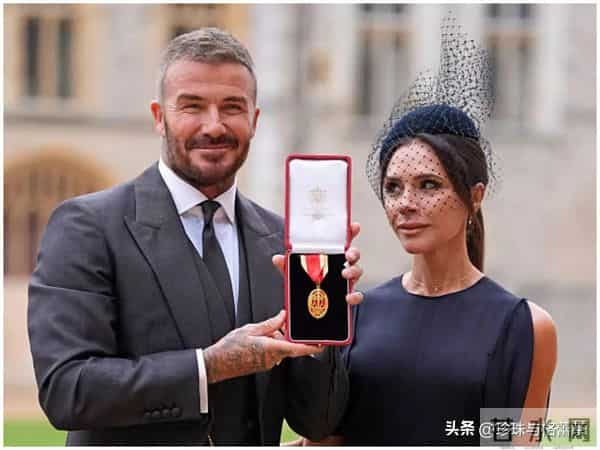 贝克汉姆终封爵！激动到落泪！贝嫂望夫眼抢镜，全家出席缺大儿子