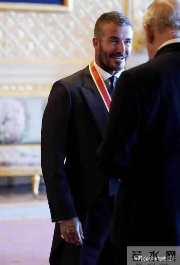 贝克汉姆终封爵！激动到落泪！贝嫂望夫眼抢镜，全家出席缺大儿子