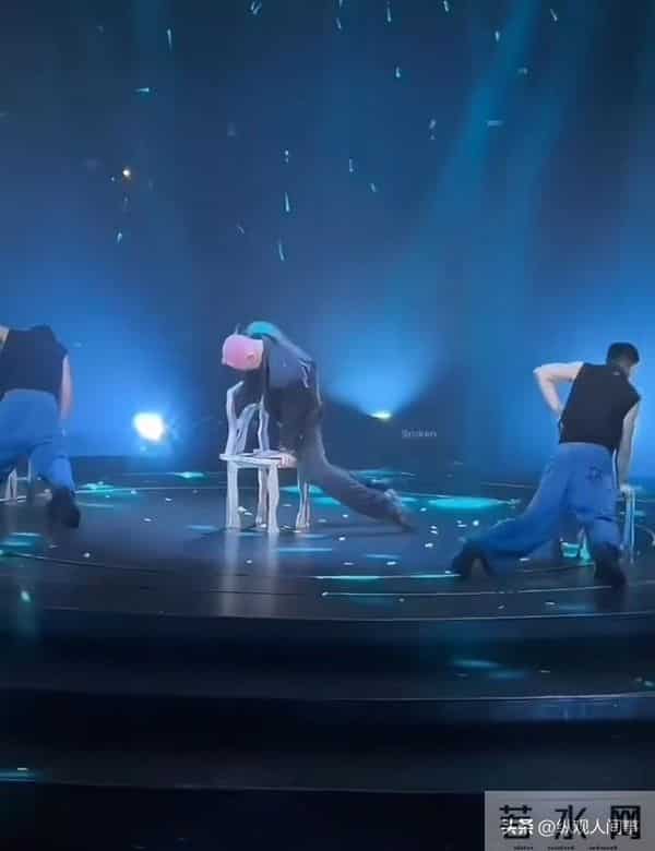 林峯上海演唱会，和张馨月贴脸搂抱亲密，舞台上疯狂顶胯被骂惨