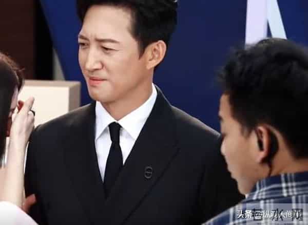 宁波街头偶遇明星!生图下秦岚脸僵又疲惫,王阳瘦了硬凹下颌线