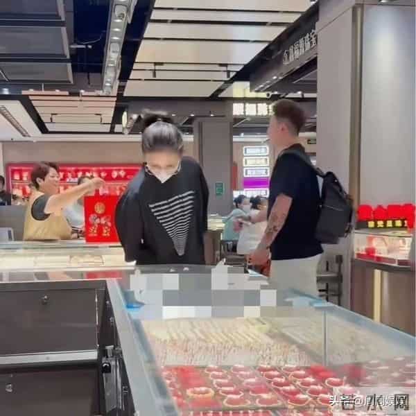 佟丽娅深圳扫购黄金!发量稀疏显假发,满臂黄金手串超吸睛