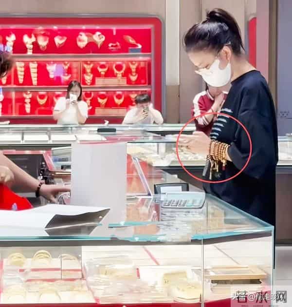 佟丽娅深圳扫金，素颜逛水贝买黄金，穿百元T恤，付款不手软