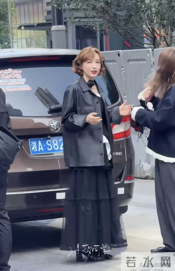 吴昕今日上班路透,皮衣黑裙配小卷发,造型好洋气,越来越美了