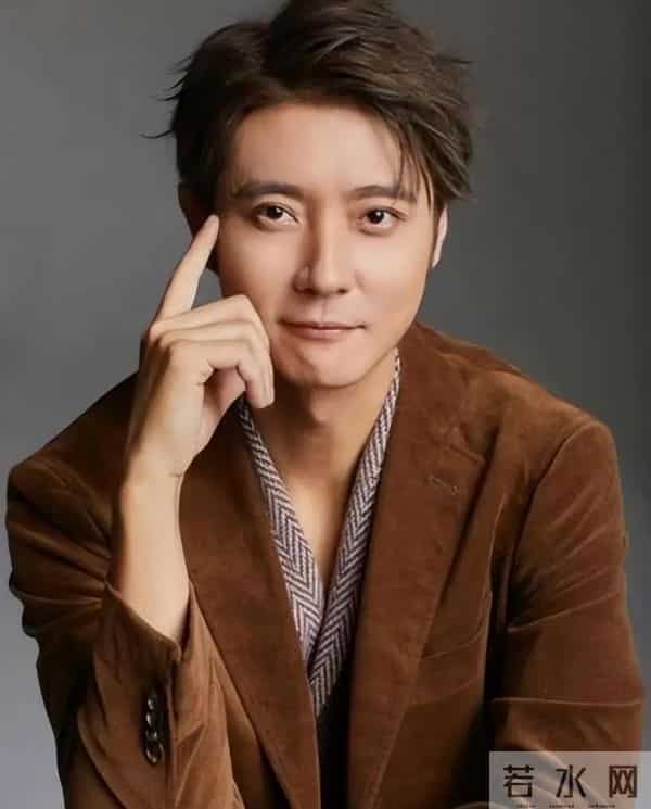 张丹峰洪欣带孩子逛环球影城，对着镜头比耶，完全看不出相差10岁