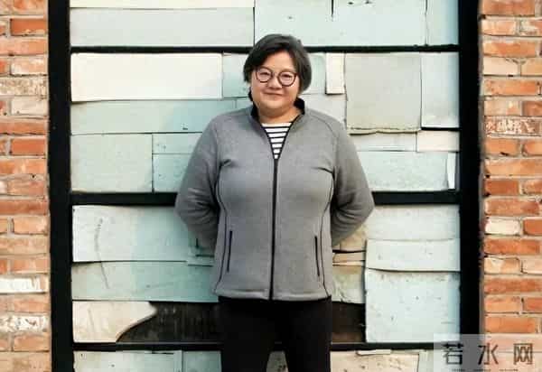 离婚34年后，64岁的洪晃住京郊百平豪宅，如今陈凯歌看了都懊悔