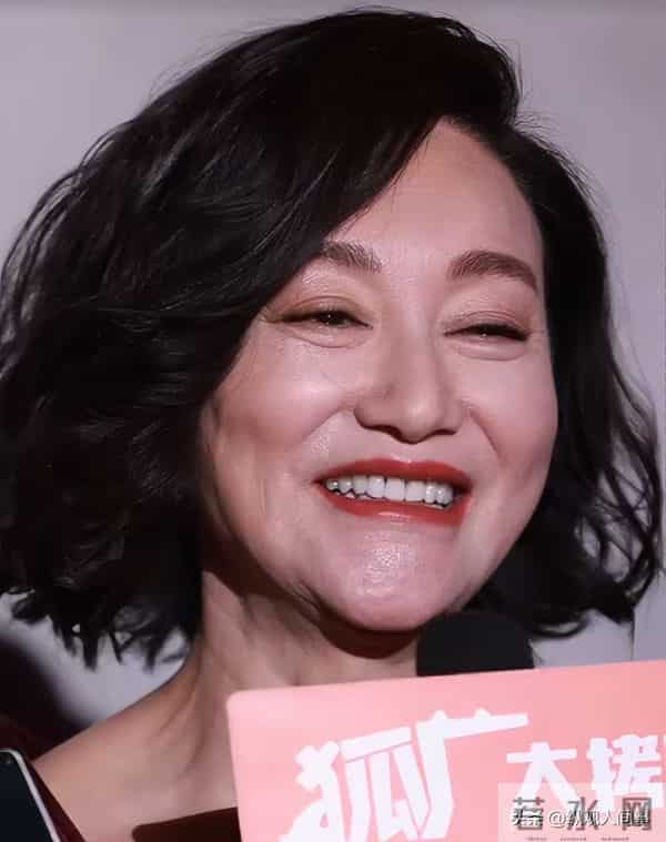 上海红毯：惠英红脸肿胀，蒋欣头包脸骨相绝，胡杏儿斜刘海显老