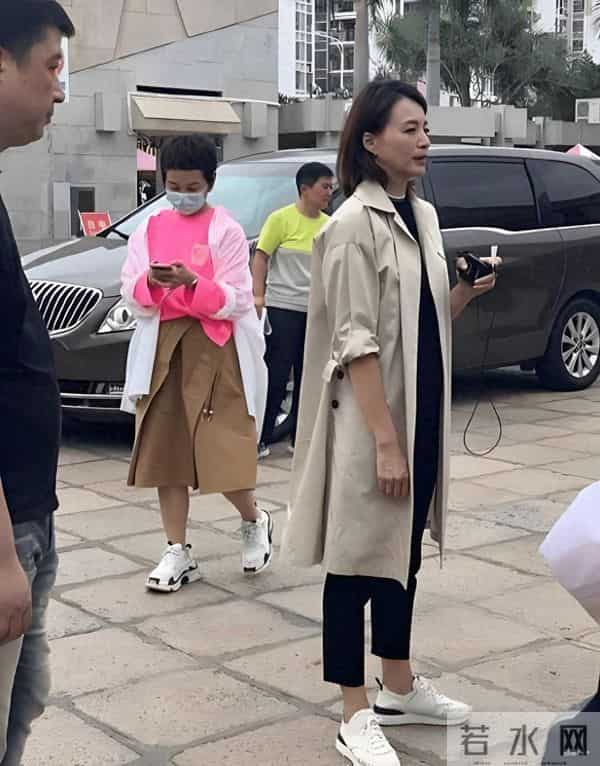 董卿带儿子现身南通！体态挺拔气色红润，奔五状态美到犯规