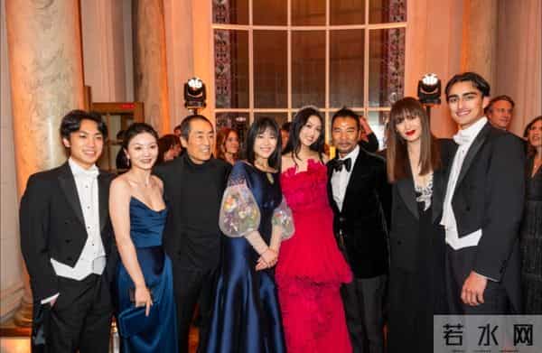 陈可辛吴君如19岁女儿参加巴黎名媛舞会，张艺谋女儿等人也参加过