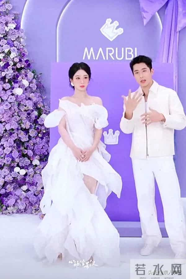 杨紫活动现身，紫色现场映衬下，一袭白裙似白玉兰，美得超惊艳！