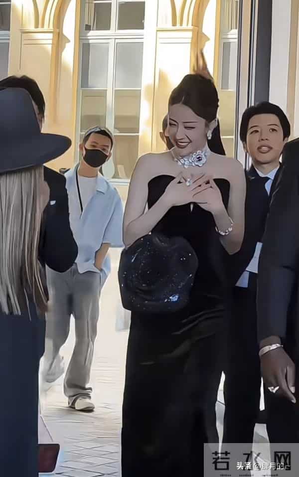 娜扎穿衣太妖娆,胸前开叉到肚脐,最后却学热巴用手紧紧捂住