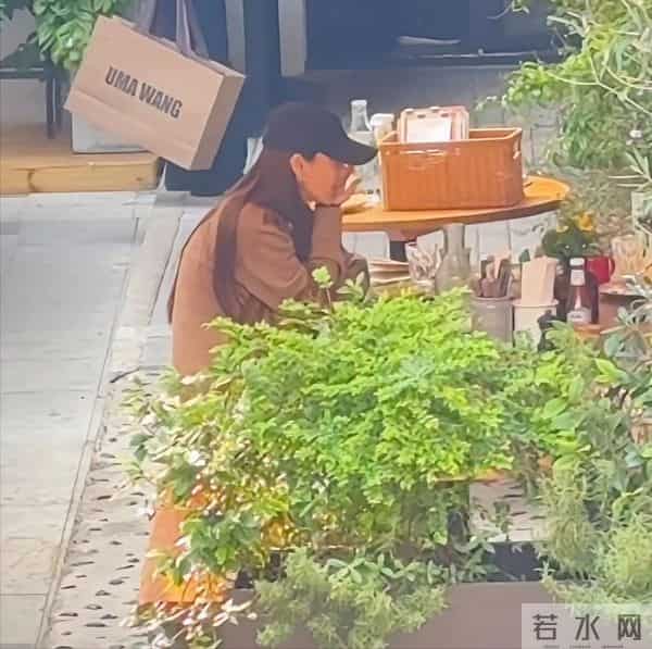 杨颖和闺蜜街头吃饭被偶遇，嗦手指太可爱了！淡圈后身家仍不菲！