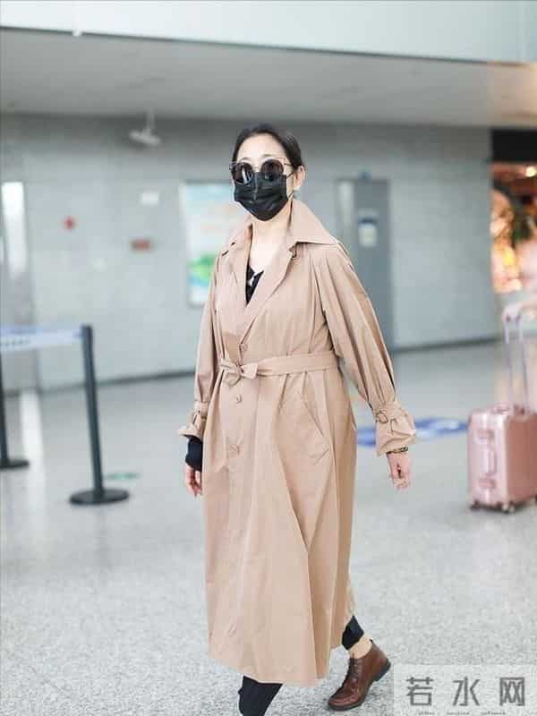 倪萍瘦身后真洋气，穿宽松毛衣+牛仔裤走机场，拿LV包包不像66岁