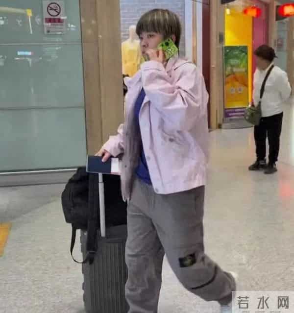 王艺迪短发配粉外套机场出发澳门全运会，利落造型尽显飒爽气场
