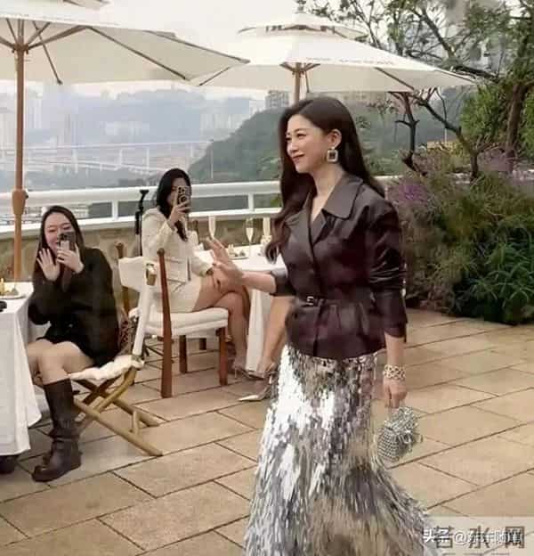 41岁朱珠在重庆和朋友聚会,她穿着亮片裙 脚踩高跟鞋 打扮相当贵气