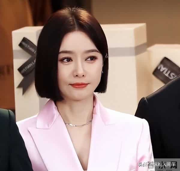 宁波街头偶遇明星!生图下秦岚脸僵又疲惫,王阳瘦了硬凹下颌线