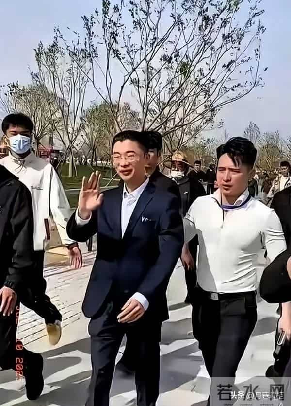 曾一夜成名,“日入百万”的郭有才,如今泡沫散去,他过得如何?