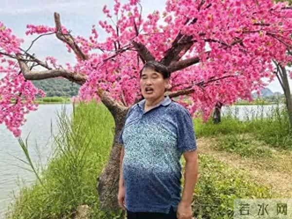 大衣哥朱之文回应热度下降：现在也没人踹门了，不愁吃穿，比以前干建筑打工要强，有公益活动分文不取