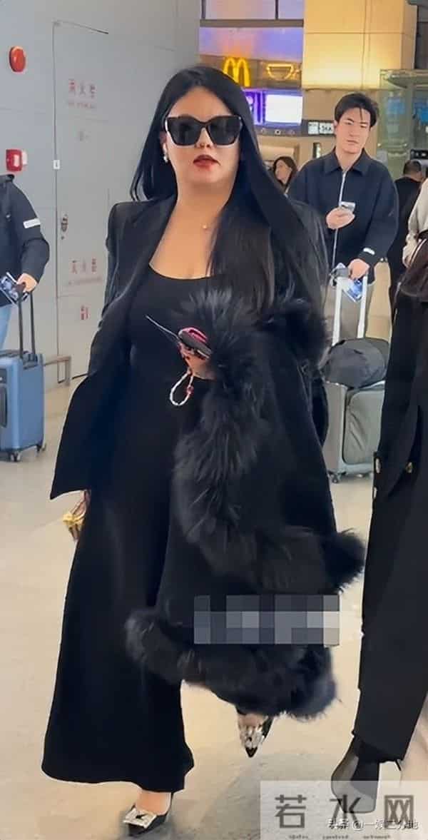 李湘胖到弯不下脖子，机场罕用便宜货，被人搭话她不理还嘲讽冷哼