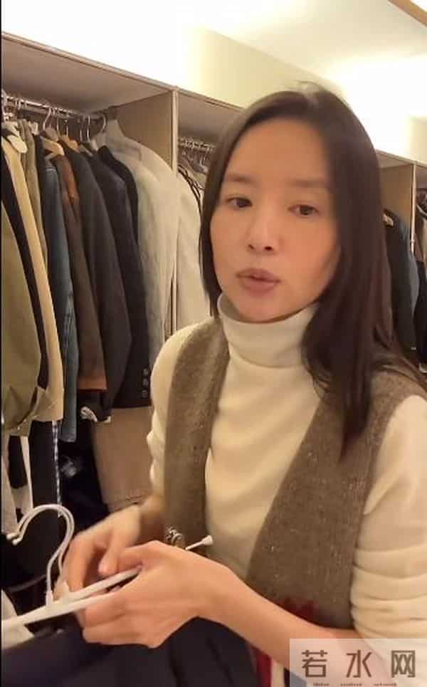 45岁董洁在河北巡店，生图皮肤白皙褶子多，腿短个子矮身材五五分