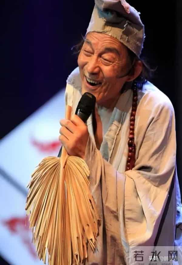 一天两大瓜,向太直播开怼王家卫,一代宗师骨灰被盗,个个离谱