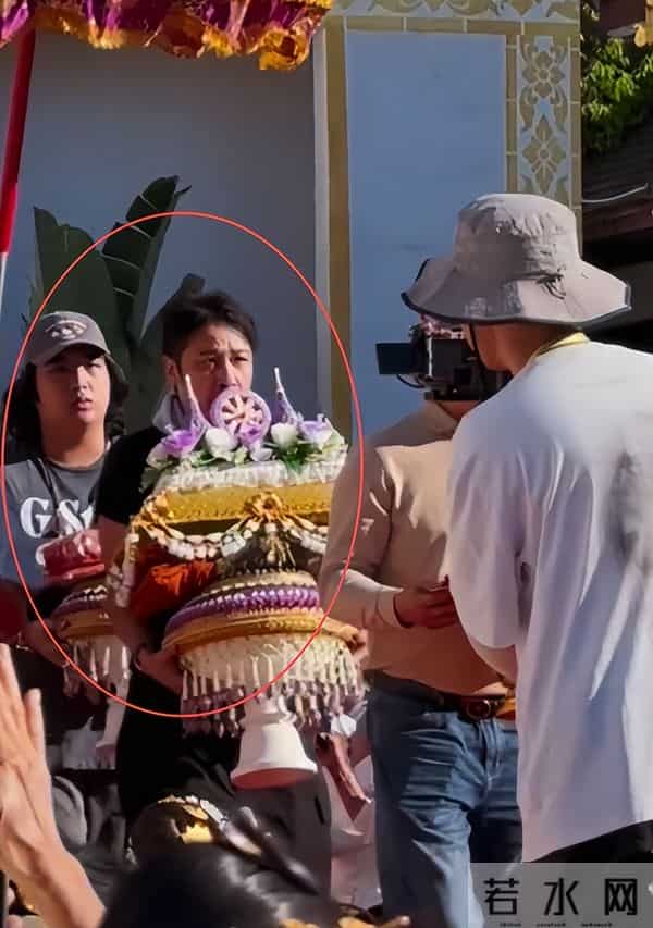 64岁吴镇宇近况，生图皮肤紧致五官能打，刷老年卡坐公交遭人嫌弃