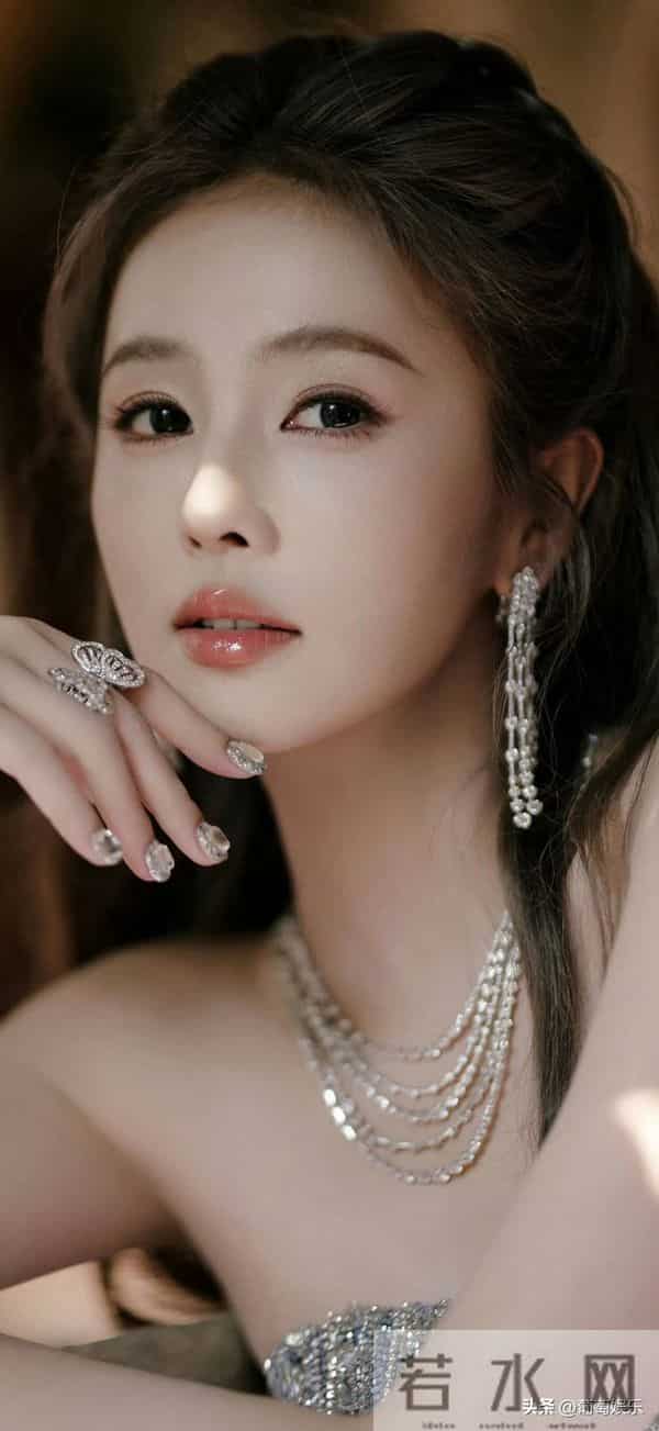 白鹿&杨幂 微博视界大会红毯造型太美了