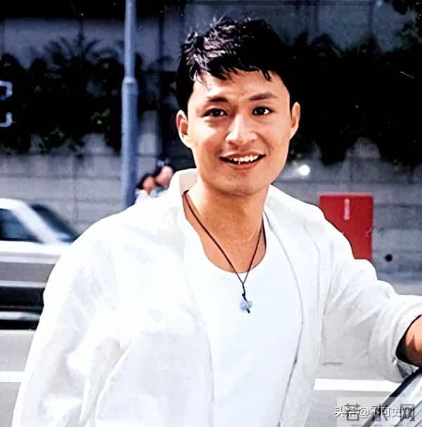 曾经红极一时，如今为养家糊口沦落到景区卖艺，这4位明星太可惜