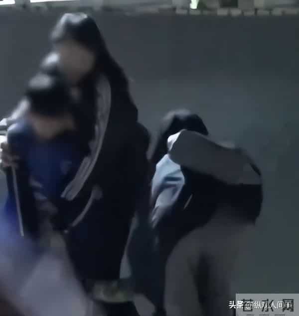 刘诗诗6岁儿子步步被嘲‘魔丸’,打架扯开躺地撒泼,用腿绊妈妈