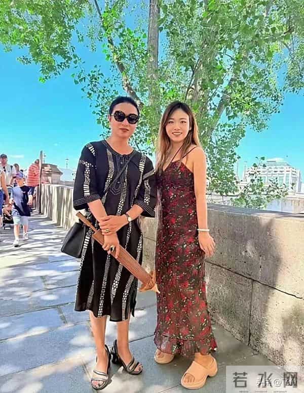 58岁金星巴黎街头被偶遇！一身名牌贵气拉满，活脱脱当地精致贵妇