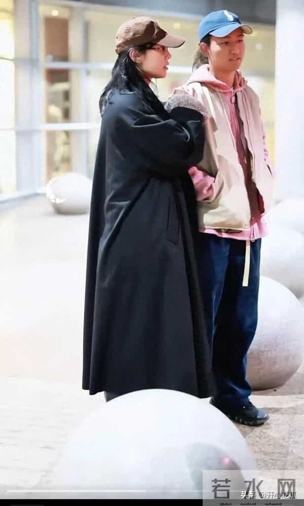 白百何带两个儿子现身！17岁大儿子长得像前夫陈羽凡，二儿子5岁