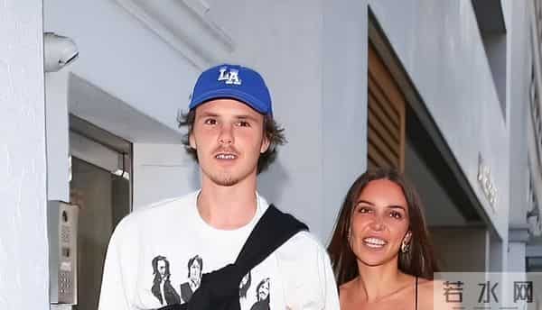 50岁贝克汉姆带妻儿领勋章,14岁小七好漂亮,布鲁克林依旧没露面