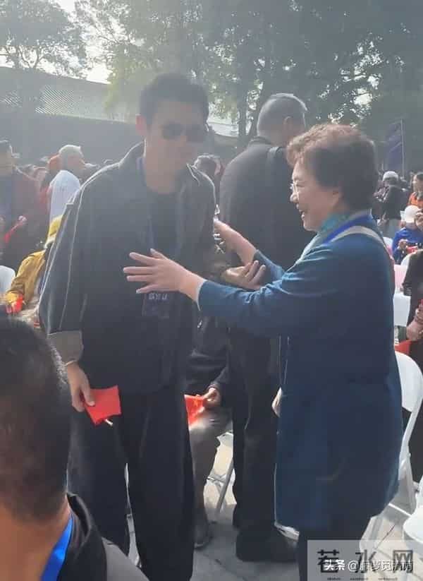 41岁朱亚文在南京被偶遇，他和粉丝拍照好亲切，打扮朴素却好帅气