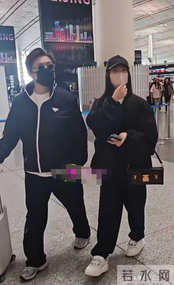 李湘胖到弯不下脖子，机场罕用便宜货，被人搭话她不理还嘲讽冷哼