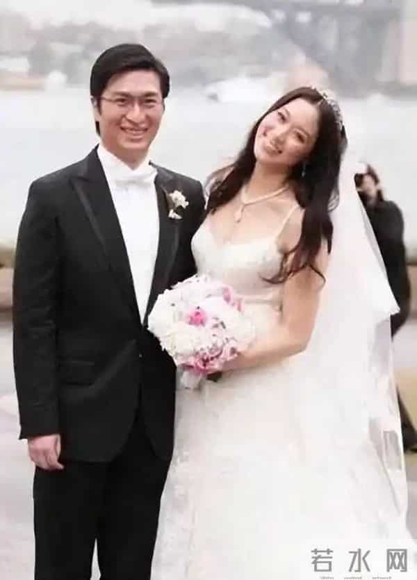 她14岁就长得“倾国倾城”,被富豪花7亿娶回家,8年生下4个娃