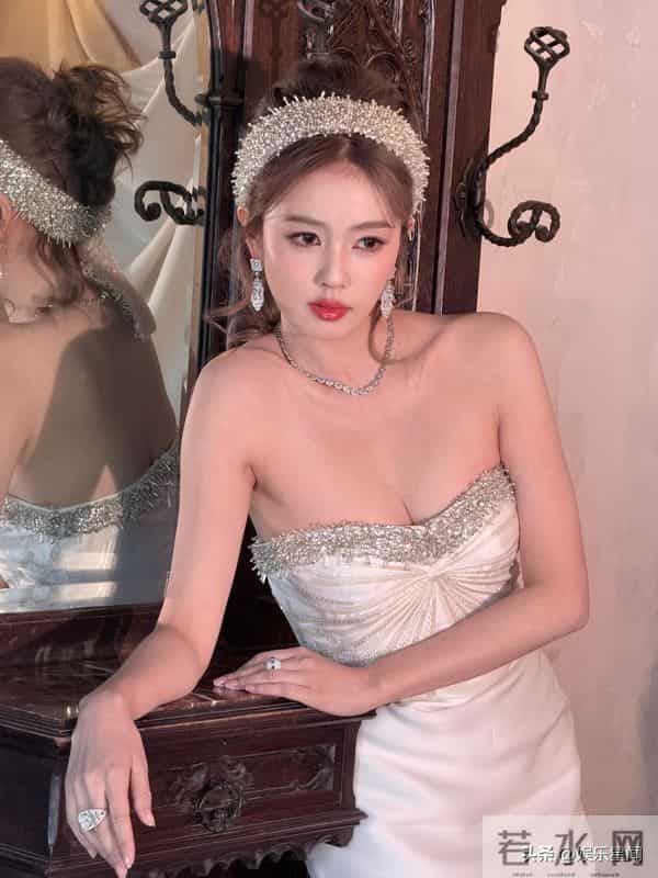 白鹿微博视界大会红毯白鹿真的牛奶皮肤好完美的身材！